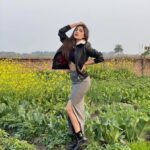 Ishita Raj Sharma Instagram - No Sarson ke khet, No Patiala suit, Just some sun in this chill is All- to set the mood!! 📸 - @mesunnysingh 🤗 . . . Jacket @tanandbrun Chandigarh