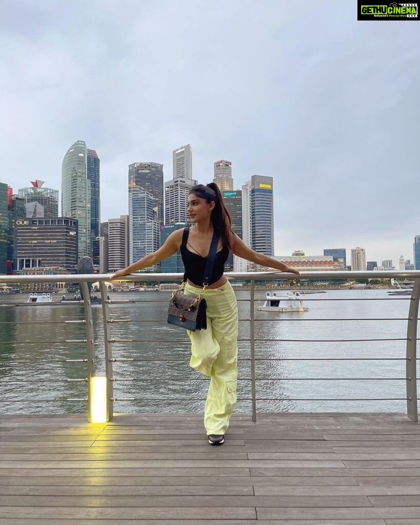 Ishita Raj Sharma Instagram - An evening by the river.. Marina Bay Singapore