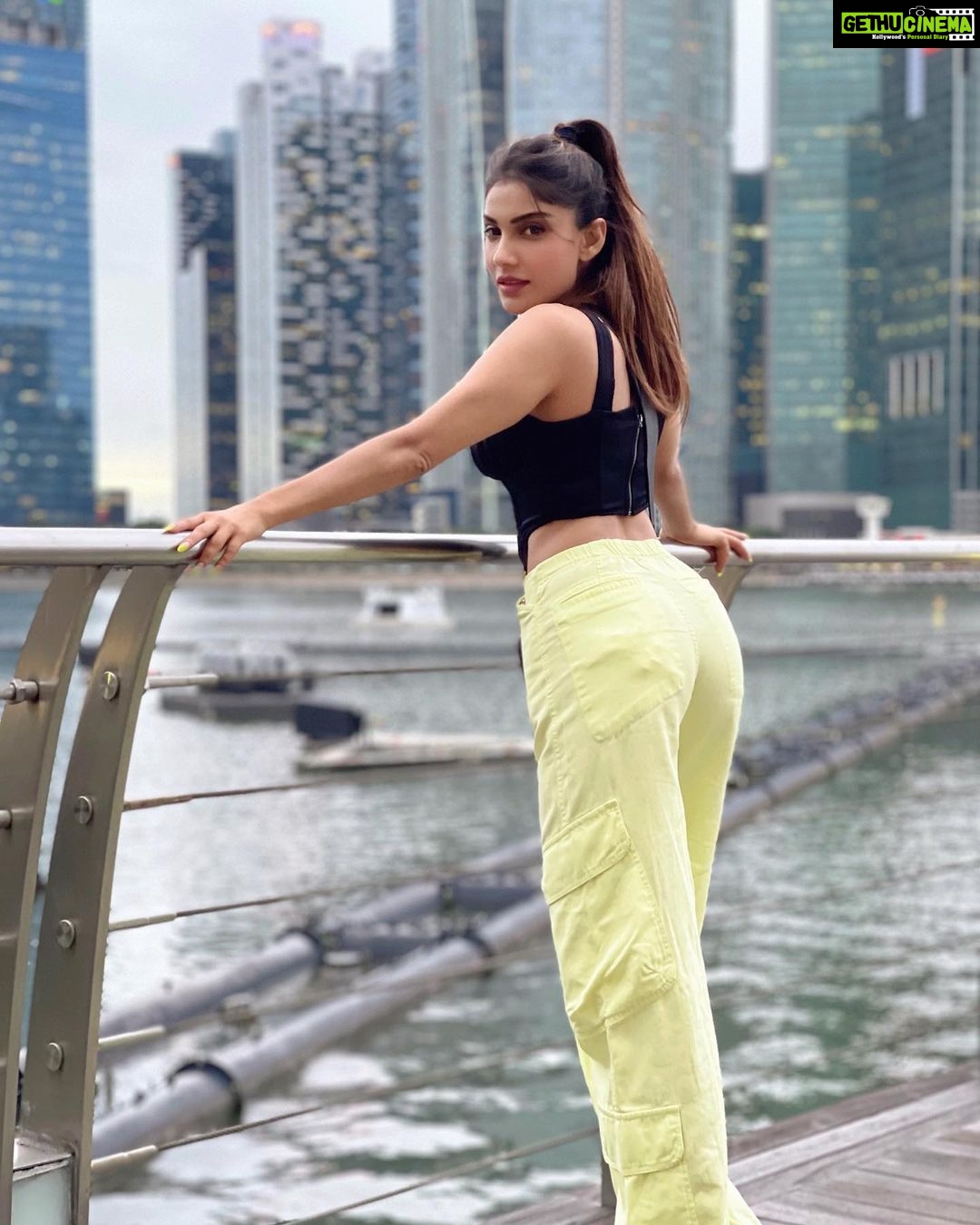 Ishita Raj Sharma Instagram - An evening by the river.. Marina Bay Singapore