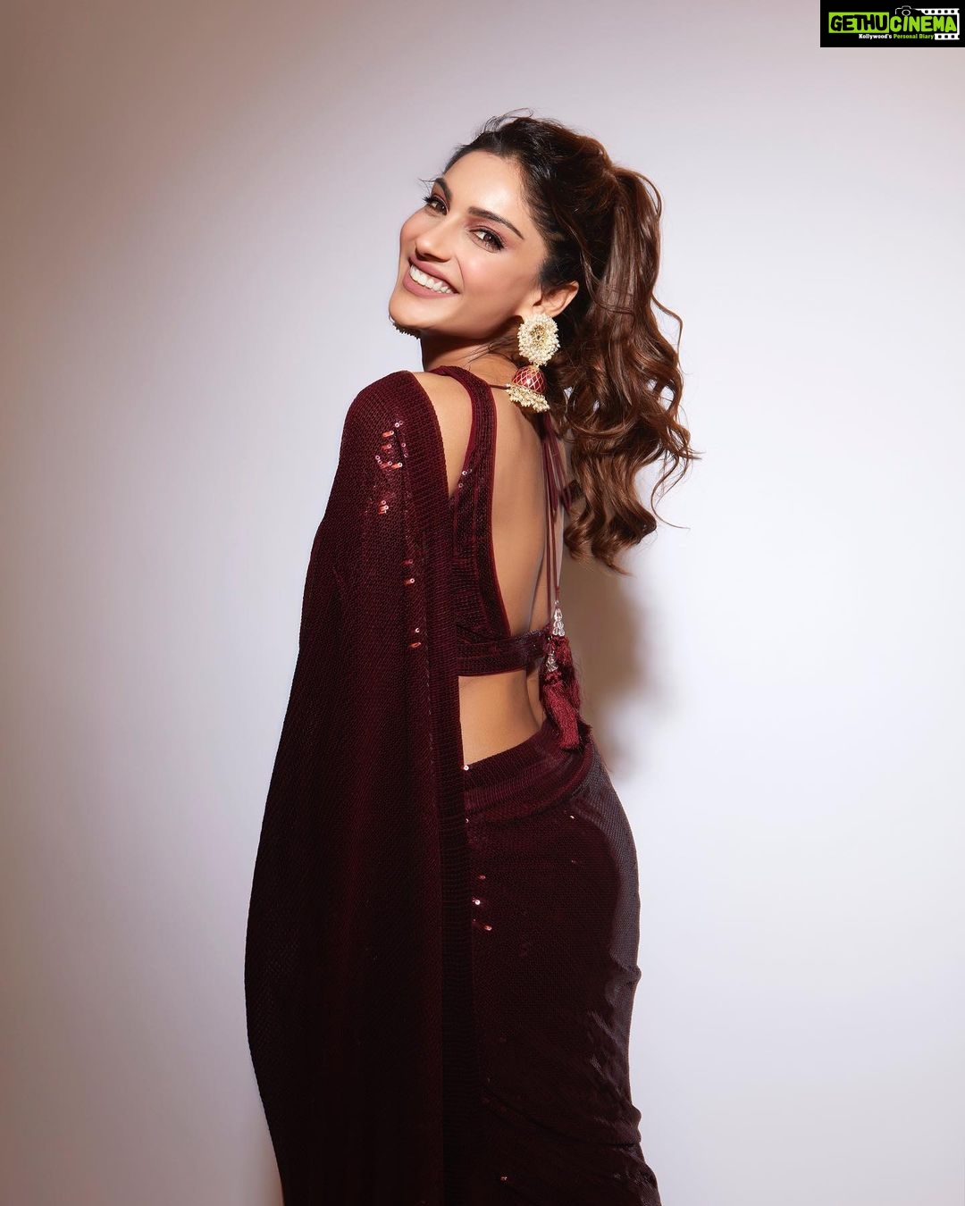 Ishita Raj Sharma Instagram - Six yards of Appeal! . Wearing @roujeofficial