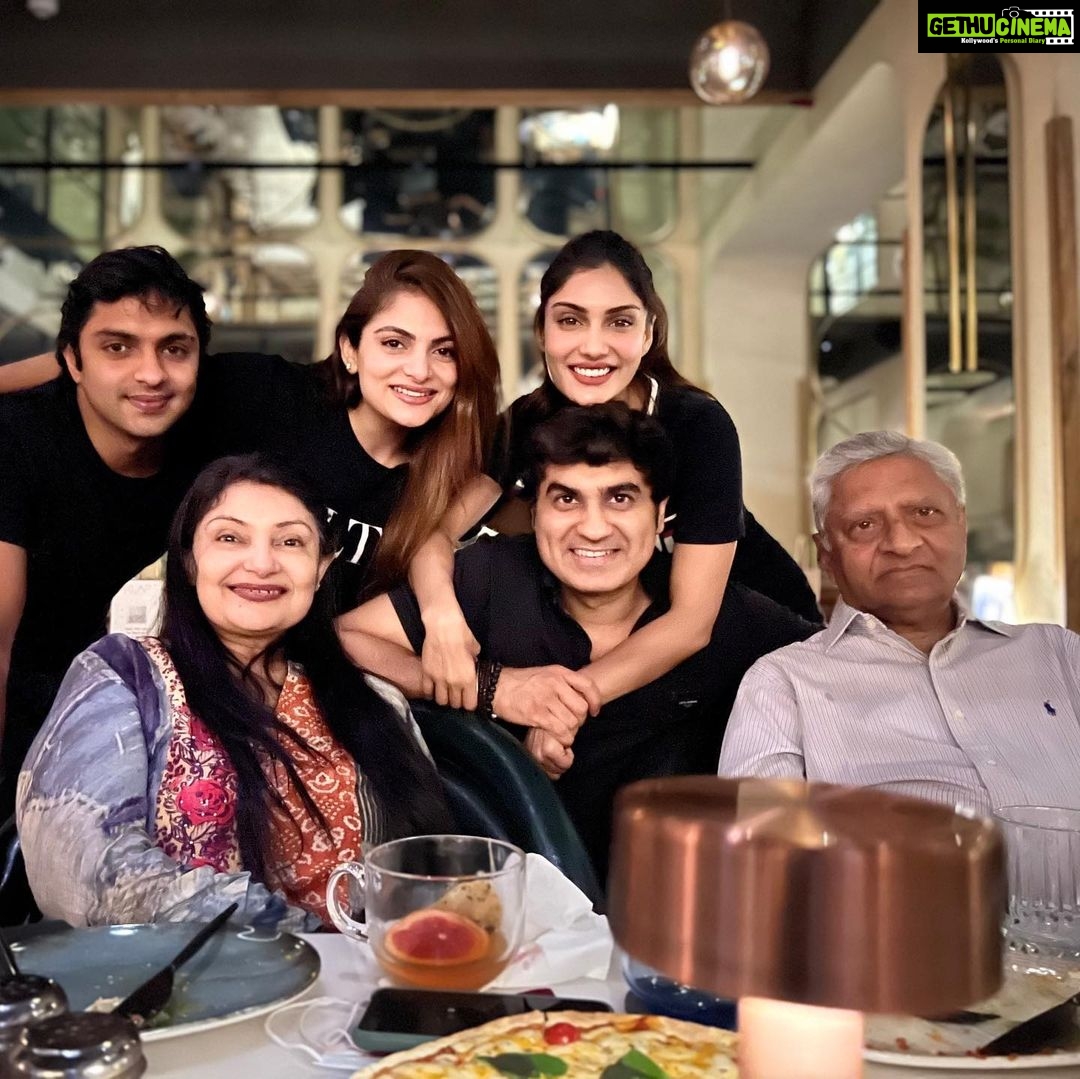 Ishita Raj Sharma Instagram - Happy birthday to the man because of whom Iam! Papa❤️ #myhappyspace