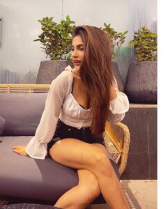 Ishita Raj Sharma Instagram - Too posey for a candid?