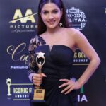 Ishita Raj Sharma Instagram - Iconic moment! Promise to live upto this one! love and shine ✨ #promisingfaceoftheyear . Wardrobe- @nikhitatandon HMU- @salomipillai @saffrn_hues_by_jas Thankyou @iconicgoldaward @raaj_bandgar888 for recognising!