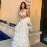 Ishita Raj Sharma Instagram - Amour blanc 🤍🕊 #yaarkishaadithi . Outfit - @dishapatilprecouture Styled by- @spacemuffin27 stylebyj16@gmail.com Jewellery-@zevar_geeta Makeup -@allaboutface_by_nidhishah Hair-@salomipillai Amarvilas, Agra
