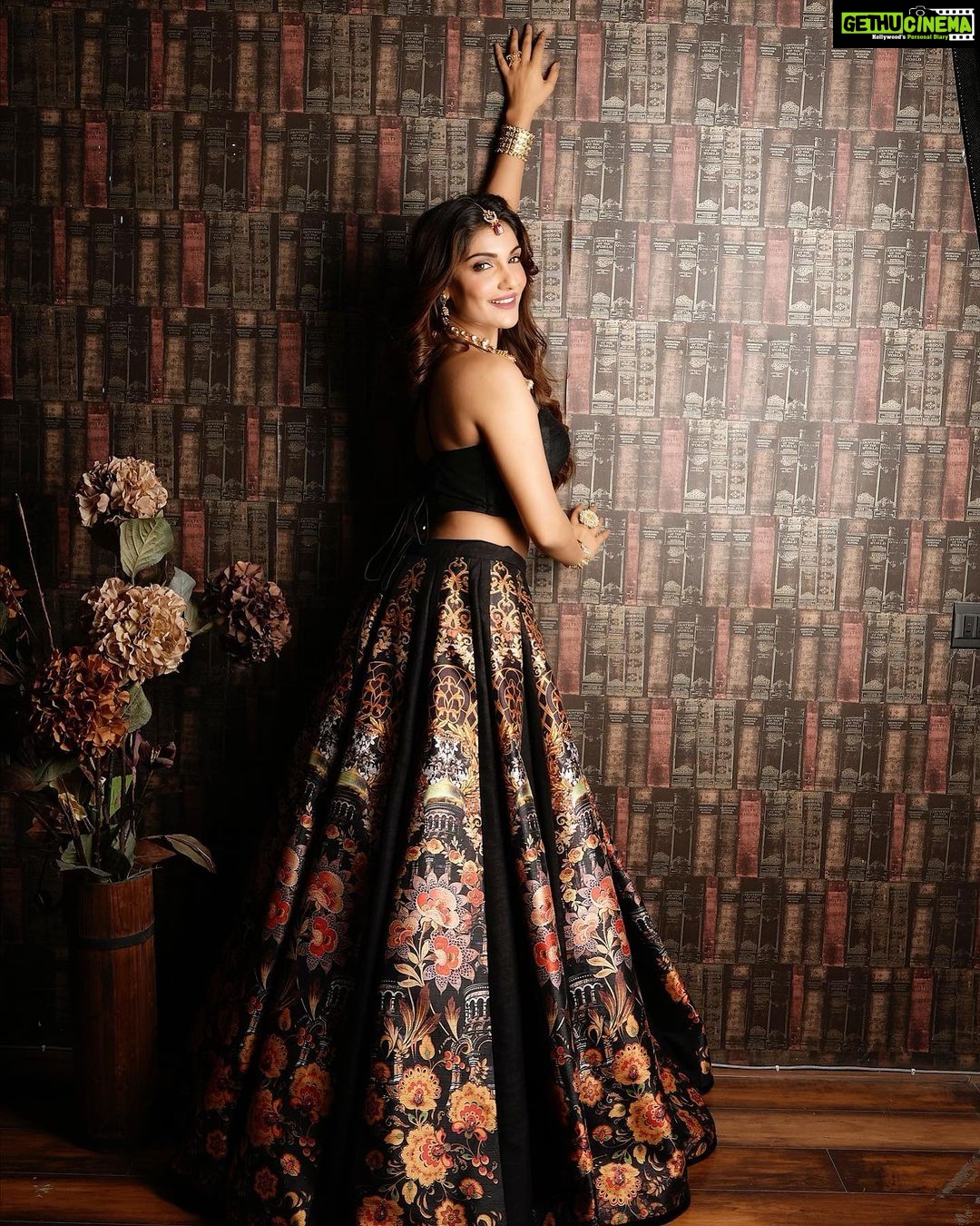 Ishita Raj Sharma Instagram - Painting my canvas blackš¤