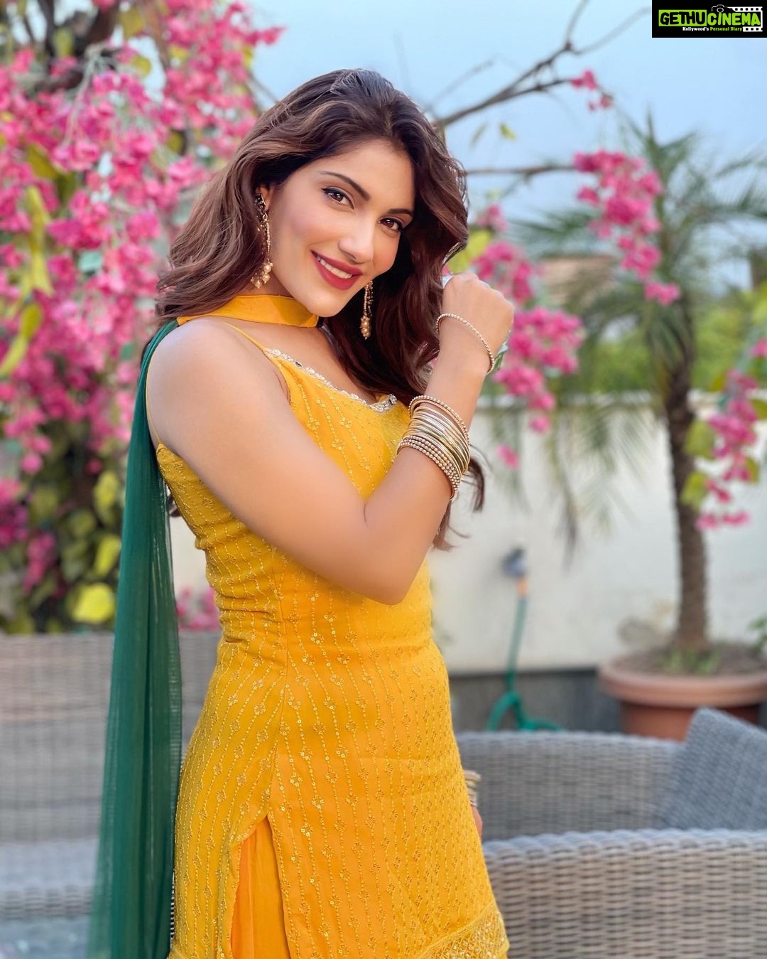Ishita Raj Sharma Instagram - यूँ इश्क़ हो गया है शायद इक तसव्वुर से हमें, की चाहत की हद्द की चाहत है हमें।- I.R #ख़्याल #selfmusing💫 #ishitawrites