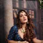 Ishita Raj Sharma Instagram - Yeh toh nazarein thi jo keh gayi sab, Kuch alfaaz hote toh mukar gaye hote! #ख़याल #selfmusing✨ . . Designer campaign for @archanakochharofficial HMU- @celebsmakeupbysejal 📸 @theweddingrivazz