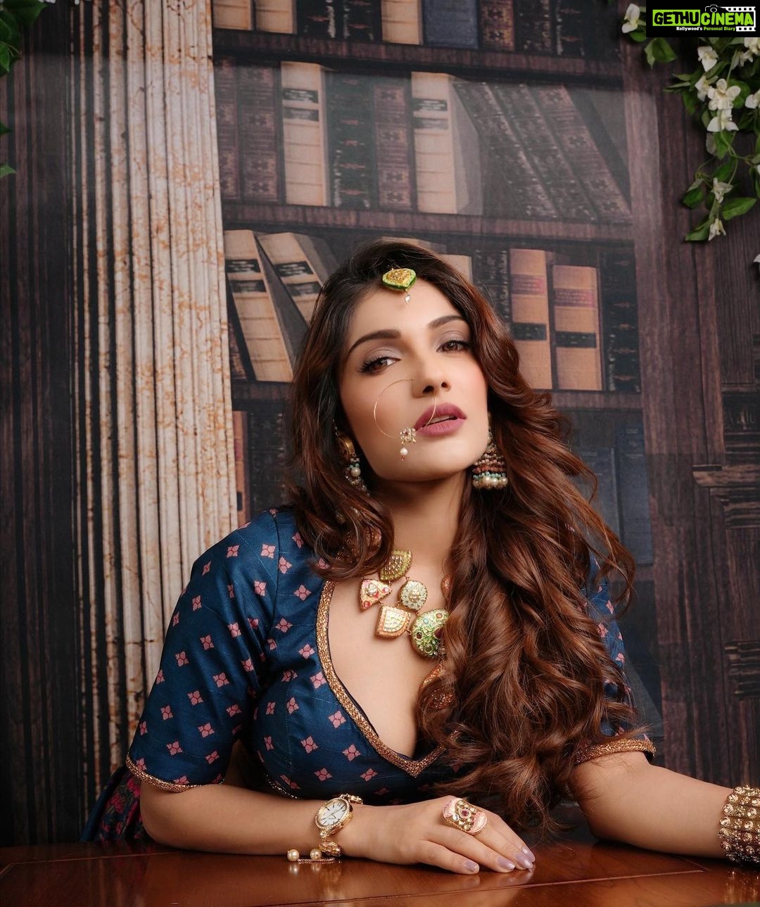 Ishita Raj Sharma Instagram - Yeh toh nazarein thi jo keh gayi sab, Kuch alfaaz hote toh mukar gaye hote! #ख़याल #selfmusing✨ . . Designer campaign for @archanakochharofficial HMU- @celebsmakeupbysejal 📸 @theweddingrivazz