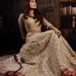 Ishita Raj Sharma Instagram - Yoon hi pehlu mein baithe raho Aaj jaane ki zidd na karo . . . . In @archanakochharofficial 📸 @theweddingrivazz HMU @celebsmakeupbysejal