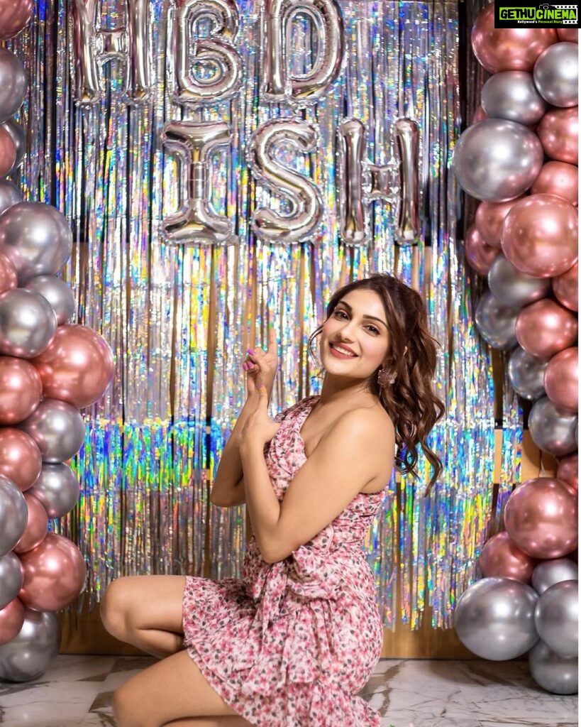 Ishita Raj Sharma Instagram - Dear Diary, As I grow older by a year please help me stay younger at heart forever and glide into the next year laughing 😂dancing 💃🏻and happy😁 because at the end that’s all what matters, how many memories you created smiling with people who fill your 💝 with love and warmth! Thankyou for blessing me with an extraordinary family and friends who lemme stay insane🤪 #forvever21 #birthdaydiaries’21