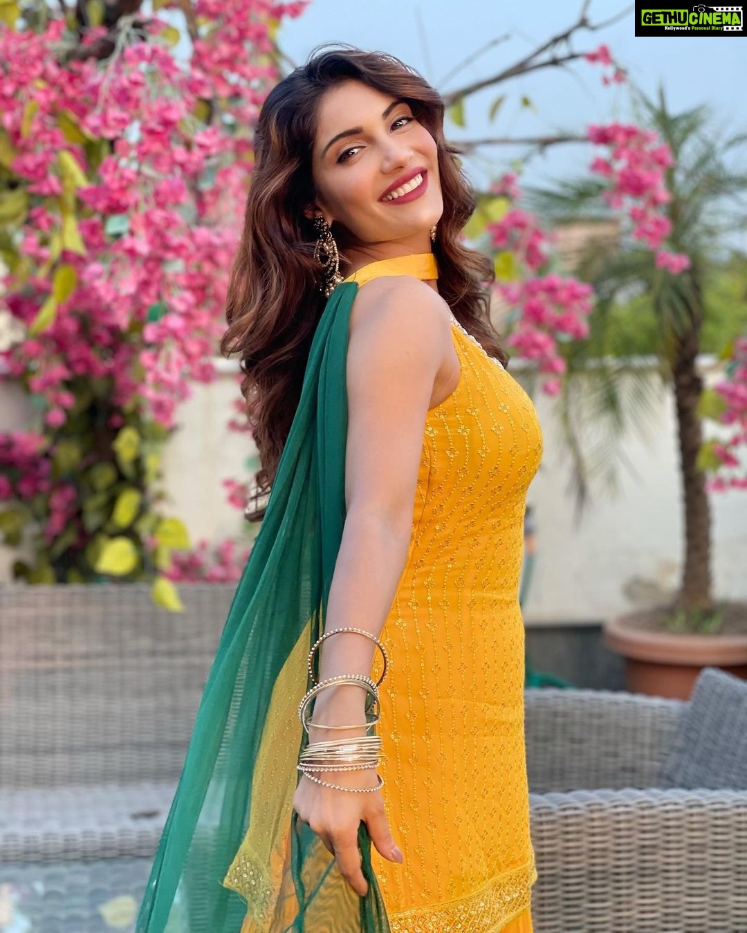 Ishita Raj Sharma Instagram - यूँ इश्क़ हो गया है शायद इक तसव्वुर से हमें, की चाहत की हद्द की चाहत है हमें।- I.R #ख़्याल #selfmusing💫 #ishitawrites