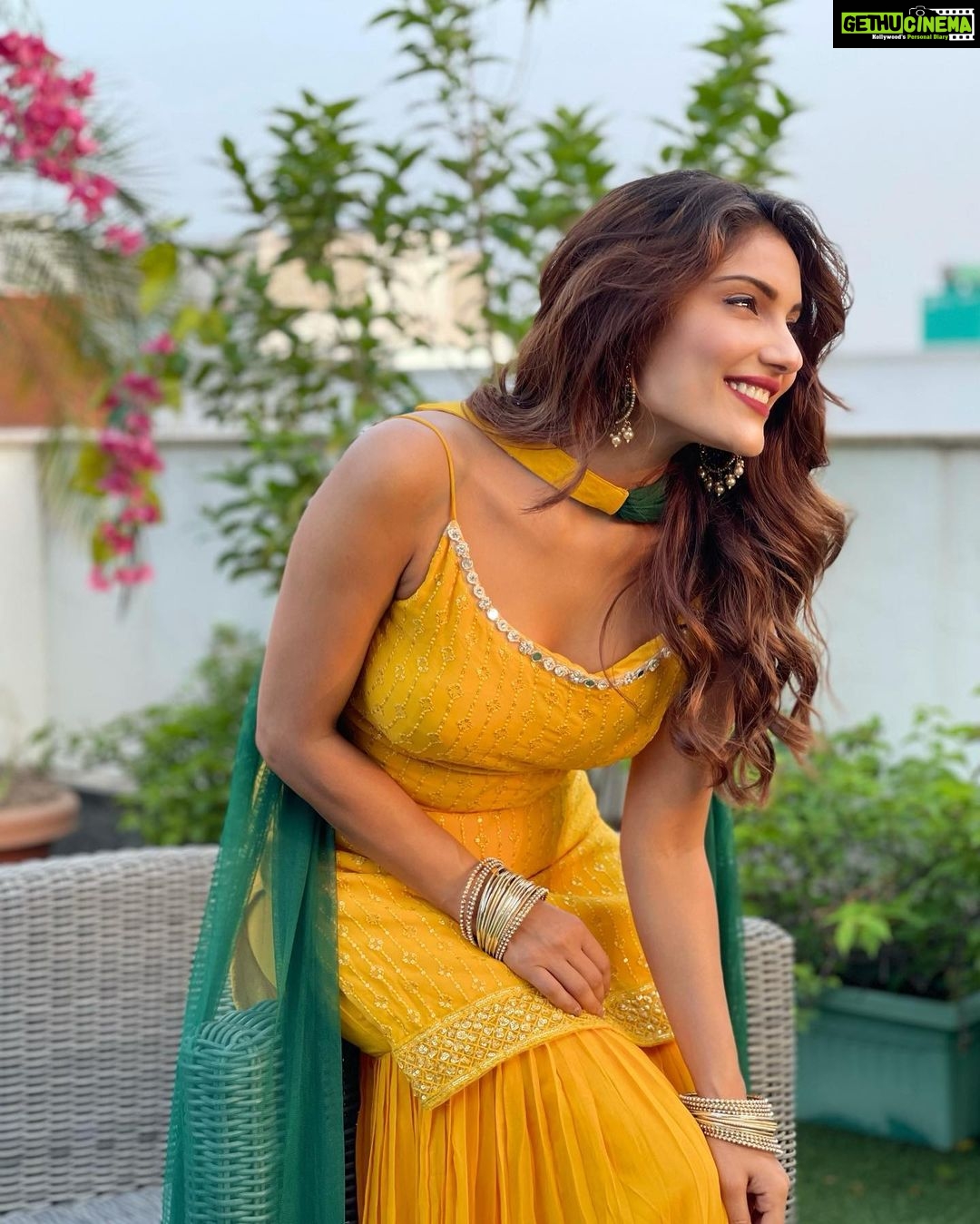 Ishita Raj Sharma Instagram - यूँ इश्क़ हो गया है शायद इक तसव्वुर से हमें, की चाहत की हद्द की चाहत है हमें।- I.R #ख़्याल #selfmusing💫 #ishitawrites