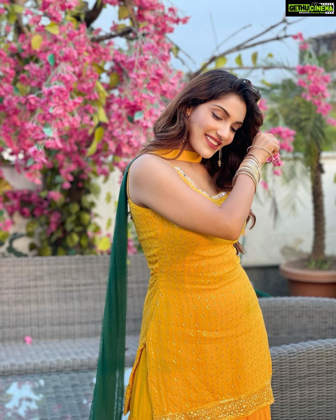 Ishita Raj Sharma Instagram - यूँ इश्क़ हो गया है शायद इक तसव्वुर से हमें, की चाहत की हद्द की चाहत है हमें।- I.R #ख़्याल #selfmusing💫 #ishitawrites