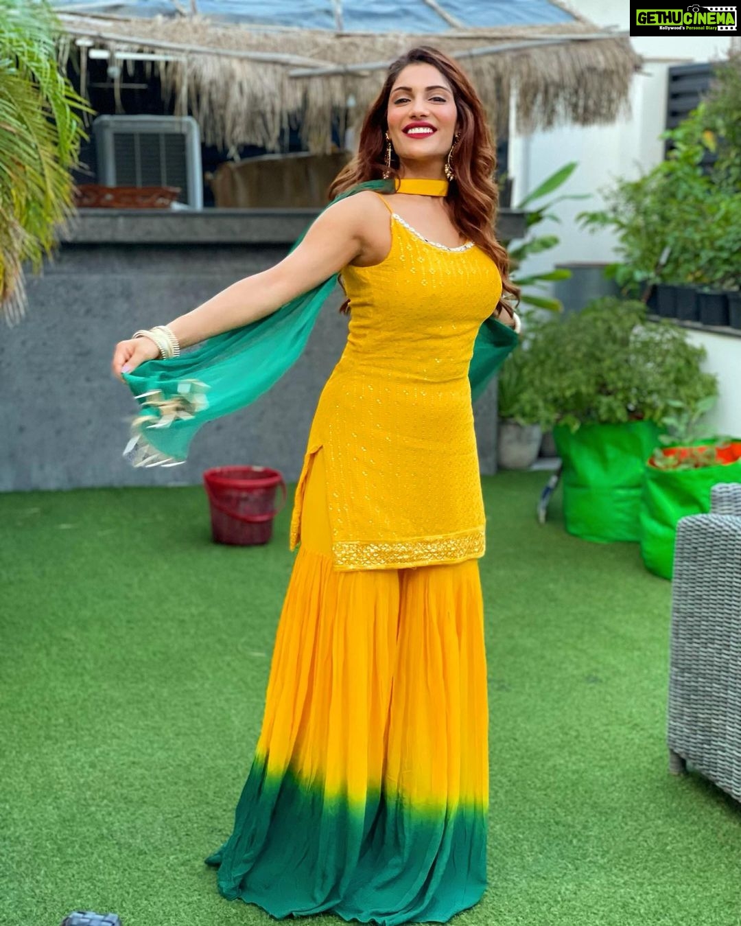 Ishita Raj Sharma Instagram - यूँ इश्क़ हो गया है शायद इक तसव्वुर से हमें, की चाहत की हद्द की चाहत है हमें।- I.R #ख़्याल #selfmusing💫 #ishitawrites