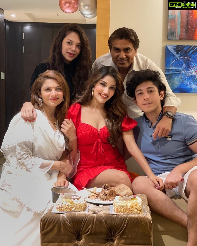 Ishita Raj Sharma Instagram - Thankyou for all I have. Thankyou for all the love. When your family flies to see you no matter what, whichever corner of the world you are, it’s paradise right there right then. Forever spoilt! Forever blessed! #birthday’21 #lockdownbirthdayscouldbesogood JW Marriott Mumbai Juhu