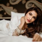Ishita Raj Sharma Instagram - हाथ होता तो कब का छुड़ा लेते ... पकड़े बैठे है .... वो ... निगाहों से हमें....!!!!