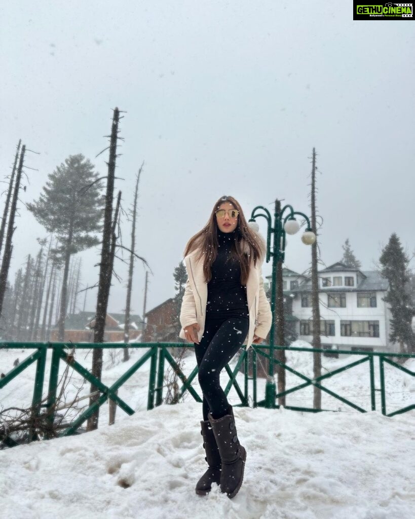 Ishita Raj Sharma Instagram - Experience yourself to know this 😍❄️ Gulmarg, Kashmir