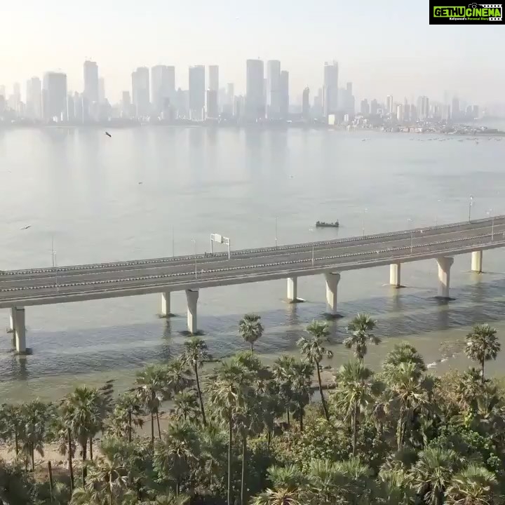 Janvi Chheda Instagram - I have never, NEVER seen Mumbai so still in all of the 36yrs of my life. So proud of all the Mumbaikars. But its not the end. We have a long way to go. Please do continue with social distancing. Lets keep up the spirit. Hum honge kaamyab! P.S.- 3rd and 4th videos are from a pilot friend returning home from the airport.