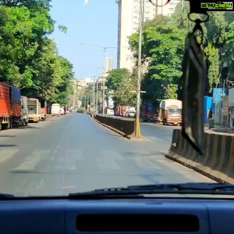Janvi Chheda Instagram - I have never, NEVER seen Mumbai so still in all of the 36yrs of my life. So proud of all the Mumbaikars. But its not the end. We have a long way to go. Please do continue with social distancing. Lets keep up the spirit. Hum honge kaamyab! P.S.- 3rd and 4th videos are from a pilot friend returning home from the airport.