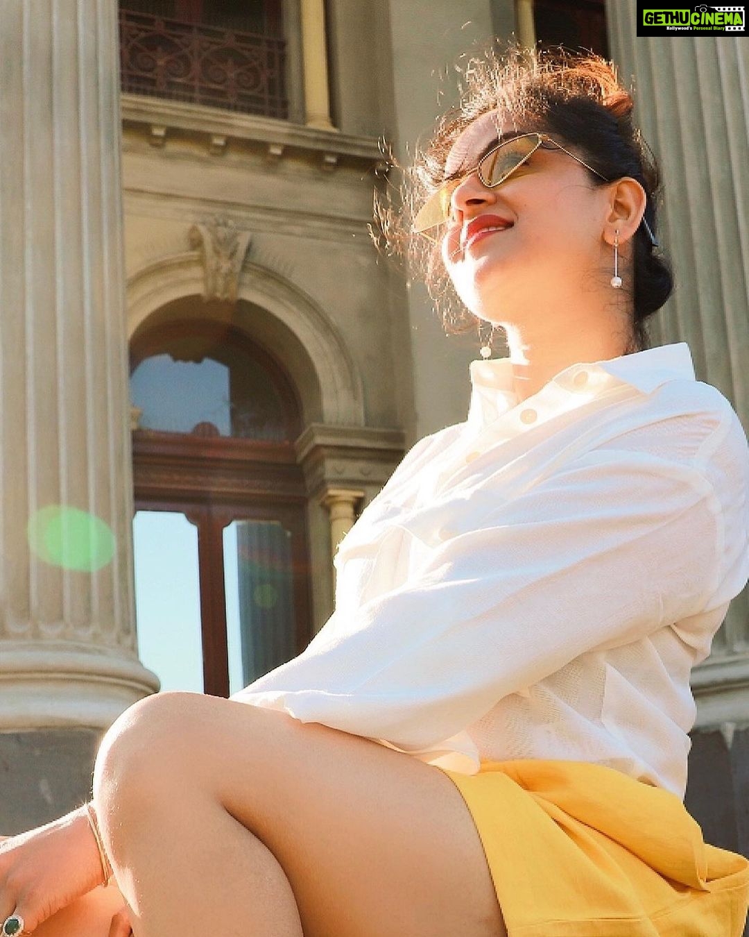 Jayshree Soni Instagram - Look at the bright side of life…. . . . . . . . . . . . . #summer #sun #yellow #fav #sunshine #whiteshirt #atitude #positivevibesonly