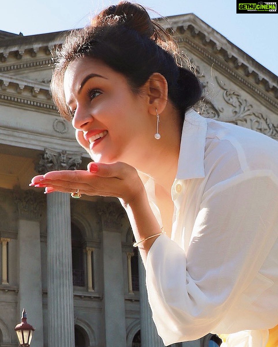 Jayshree Soni Instagram - The best cosmetic for beauty is happiness……. . . . . . . . . . . #happiness #laughing #loud #feelingwinner #lifeisgood #lifewasgood #lifewillbeawesome🤩 #futureisbright