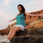 Jayshree Soni Instagram - कहीं दूर जब दिन ढल जाये... . . . . . . . . #instathought #seaside #sunset #instapost