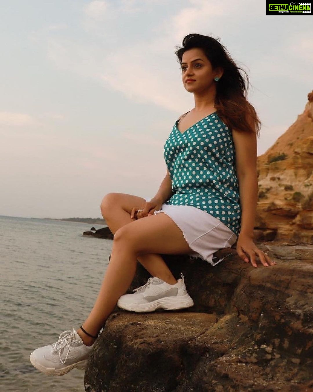 Jayshree Soni Instagram - कहीं दूर जब दिन ढल जाये... . . . . . . . . #instathought #seaside #sunset #instapost