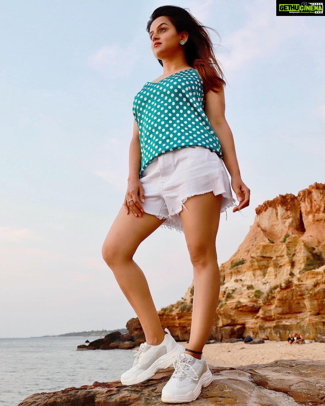 Jayshree Soni Instagram - Keep looking up….. . . . . . . . . . . . . . #hashtag #lookup #keeplookingup #nevergiveup #standup #instagood #instadaily