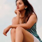 Jayshree Soni Instagram - इंतज़ार…. . . . . . . . . #seaside #sunset #intezar #cantwait #blessme #