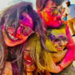 Jayshree Soni Instagram - Super late holi post… Der se aaye par rangeen aaye😜🌈 Celebrated Colours, Celebrated Friendship in Dubai 🎊🌈🔥💃💃🕺🕺 #dubai #holi #latepost #lateholipost #colour #rang #celebration #friendship #bff #dubaimusic #we #happyholi #holi2022 Rixos The Palm Dubai