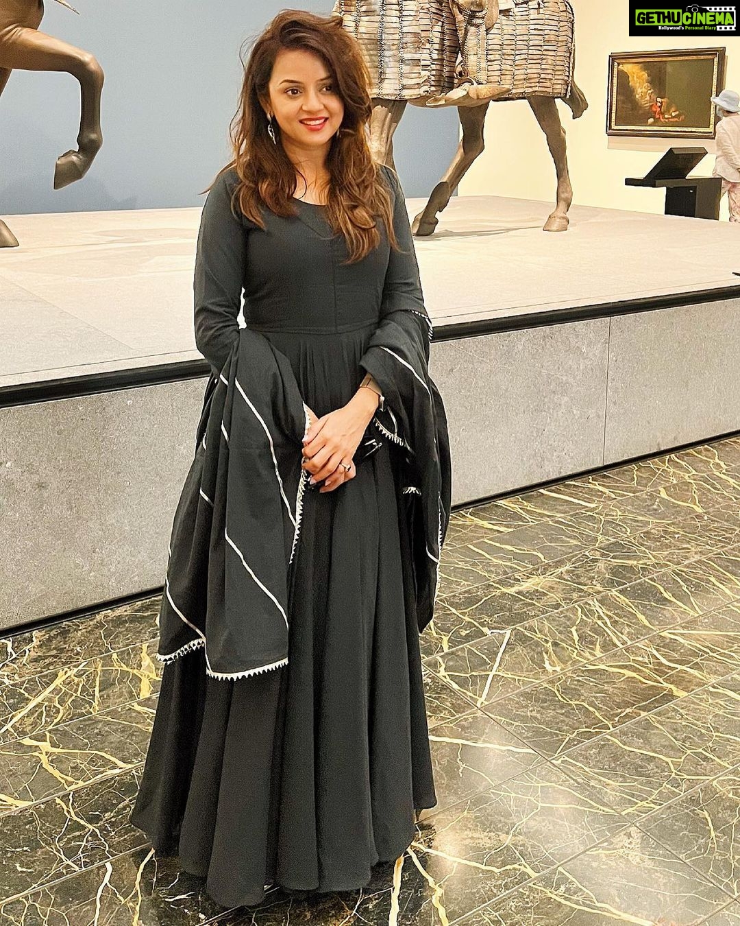 Jayshree Soni Instagram - Louvre Abu Dhabi, Abu Dhabi Museum😍 @adinlove6 #abudhabi #abudhabimuseum #worldhistry #history #museum #art #kala #oldisgold #dubaitrip #march #2022 #indianwear #black The Louvre Abu Dhabi Museum