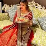 Jayshree Soni Instagram – Diwali eve… happinesses in the air… blessings, Maa Laxmi🙏 Prayers 🙏 🙏🙏🙏
@adinlove6 

#maalaxmi #diwali #festival #festivaloutfit #latepost #celebration #divine #lights #candles #lahnga