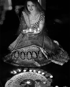 Jayshree Soni Instagram - Diwali eve… happinesses in the air… blessings, Maa Laxmi🙏 Prayers 🙏 🙏🙏🙏 @adinlove6 #maalaxmi #diwali #festival #festivaloutfit #latepost #celebration #divine #lights #candles #lahnga