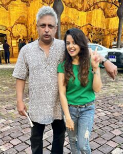 Jayshree Soni Instagram - While clicking this picture also, looks like he is into a character…. That’s the impact of a great performer.. 🫡  @officialpiyushmishra 

@pushpanshukhale 

#actorslife #greatperformer ##piyushmishra #instaclick #bhopaldiaries #instapost