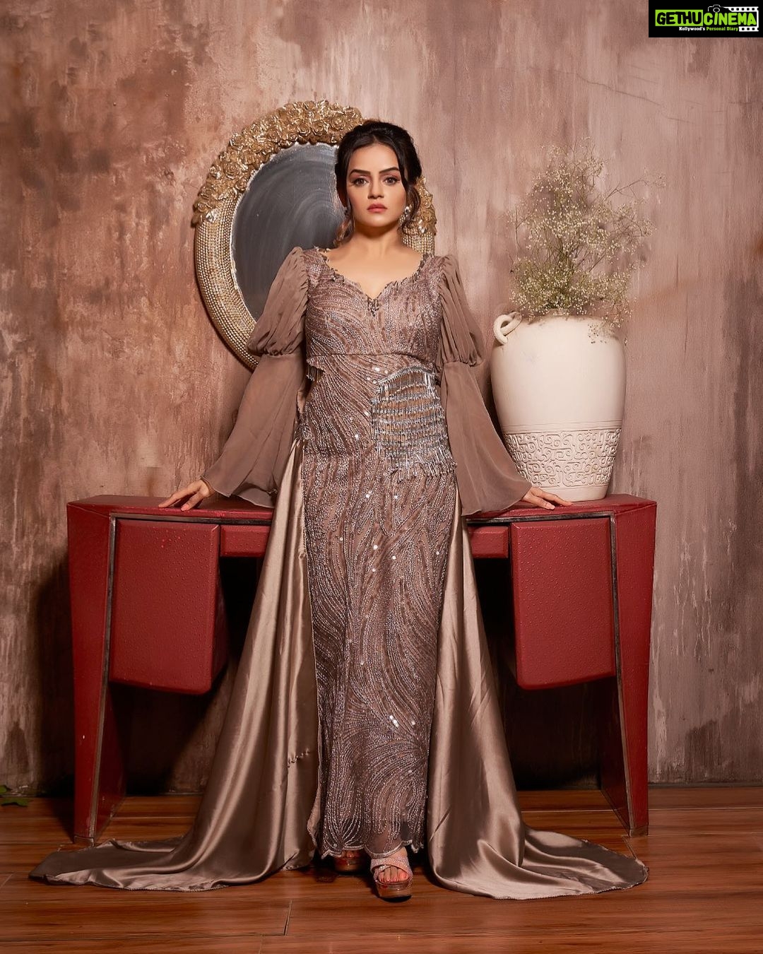 Jayshree Soni Instagram - This Rose Gold Gown is made of Georgette Satin with Embroidered Net Work! 🥰 The gown has a very attractive sweetheart neckline and a glossy and shiny tail-like pattern at the waist! 😍 To shop this look, DM for customisation and to place order! ✅ Fashion Designer/Stylist: @roselinmiddleton_ Model : @jayshreesoni6 Photographer: @baliphotographyofficial Assistant: @sheetal_pal @ankita_mishra2000 Make-up Artist: @mr_chishty_makeup Hairstylist: @hairstylepuja . . . #womenwear #womendress #roselinmiddleton #fashiondesigner #fashionstylist #trendyfashion #bluedress #tiedye Mumbai, Maharashtra