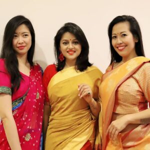 Jayshree Soni Instagram - No matter what country you belongs to... All it matters is the Celebrations and Enjoyment with Friends & Family...💃 #diwali2020 #indianwear #bindi #pooja