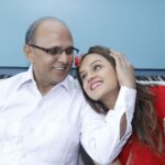 Jayshree Soni Instagram - ज़िन्दगी जीने का मज़ा तो आपसे मांगे हुए सिक्कों से था, “पापा” हैप्पी फादर्स डे Wish you a healthy and happy life forever love you papa 🤗❤️@rajendrasoni.rajendrasoni.940 . . . . . #happyfathersday #loveyou #merepapa #fathersday #happyfaces #ashirwad #memories #papalove #papa