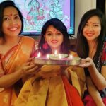 Jayshree Soni Instagram – No matter what country you belongs to… All it matters is the Celebrations and Enjoyment with Friends & Family…💃

#diwali2020 #indianwear #bindi #pooja