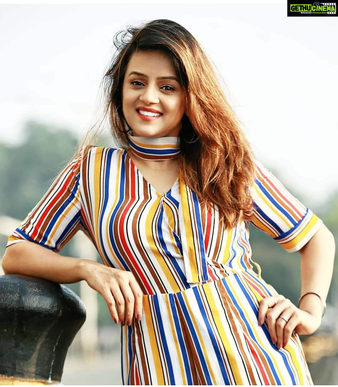 Jayshree Soni Instagram - Fifty stripes of My Dress🤣 . . . #actorportrait #actorphotography #portraitphotographys #indiaportraits # #modelindia #fashionindian #photoshotindia #artistindia #indiabeauty #beautifulladies #portraiture #jayshreesoni #indianeyes #indianeyemakeup #tvactress