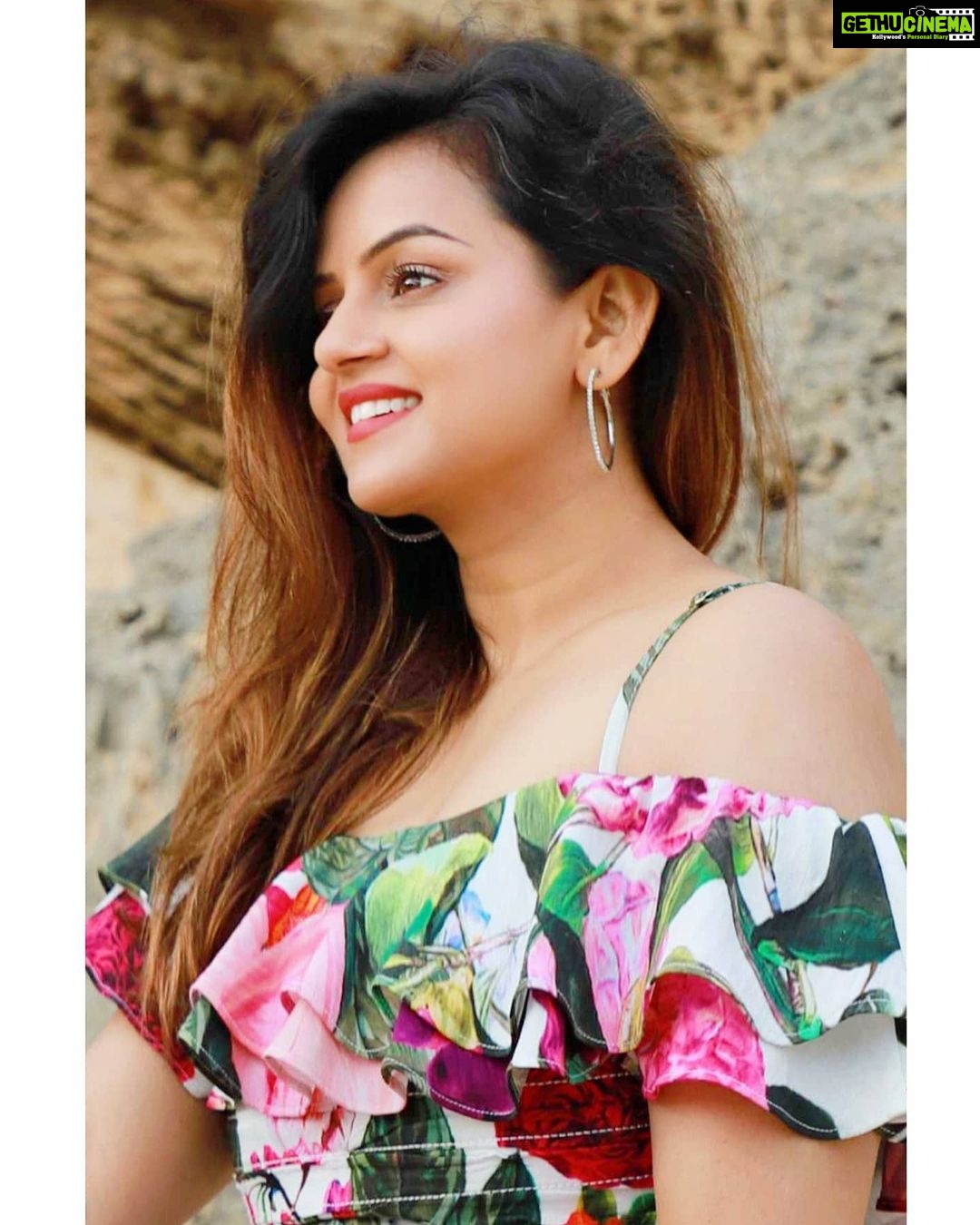Jayshree Soni Instagram - So many reasons To Be Happy Today. . . . . . . #actorportrait #actorphotography #portraitphotographys #indiaportraits # #modelindia #fashionindian #photoshotindia #artistindia #indiabeauty #beautifulladies #portraiture #jayshreesoni #indianeyes #indianeyemakeup #tvactress #tvactors Queenscliff, Victoria