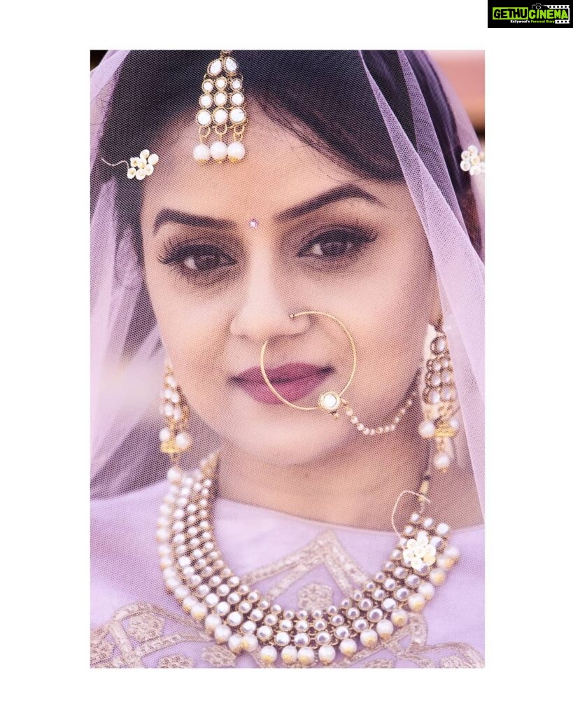 Jayshree Soni Instagram - घूँघट... . . Photo credit: @john_z_lepcha #actorportrait #actorphotography #indiaportraits #modelindia #indiabeauty #beautifulladies #indianeyes #tvactors #marwari Jaipur Market