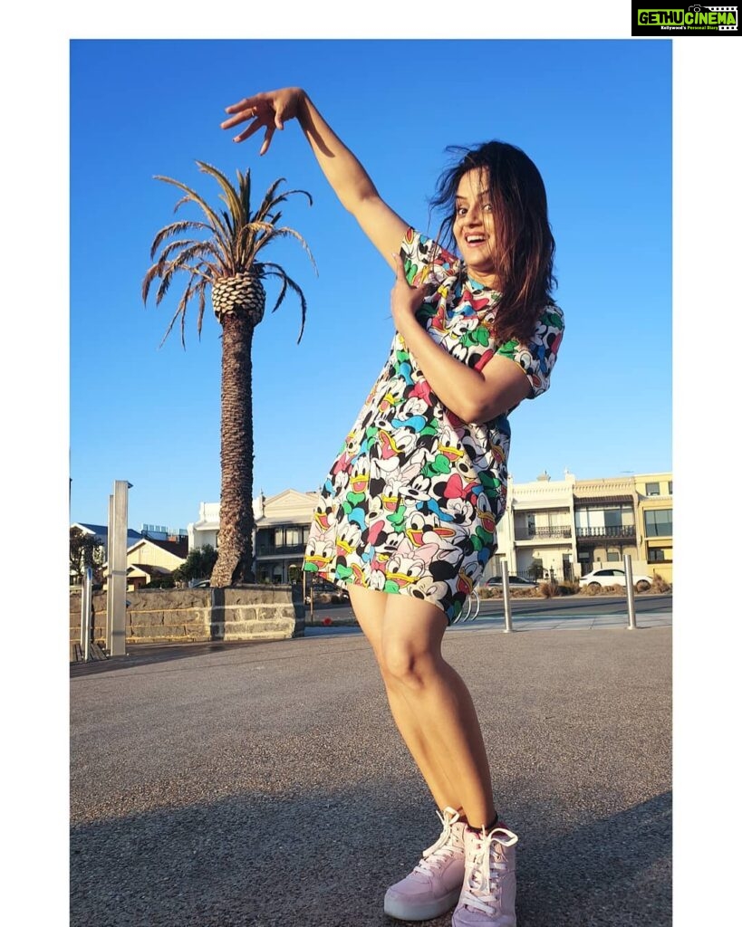 Jayshree Soni Instagram - Madness continues. #happynewyear #happylife #happymemes . #actorportrait #actorphotography #portraitphotographys #indiaportraits # #modelindia #fashionindian #photoshotindia #artistindia #indiabeauty #beautifulladies #portraiture #jayshreesoni #indianeyes #indianeyemakeup #tvactress #tvactors #runnerswanderlust #mumbai2020 Port Melbourne Beach