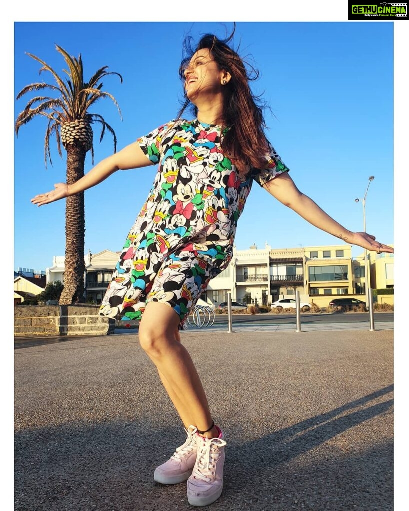 Jayshree Soni Instagram - Happy 2020 everyone💃❤🤗 . Live Love Laugh through out the year like this is your last❤🎉💃 .. . #happynewyear #happylife #happymemes . #actorportrait #actorphotography #portraitphotographys #indiaportraits # #modelindia #fashionindian #photoshotindia #artistindia #indiabeauty #beautifulladies #portraiture #jayshreesoni #indianeyes #indianeyemakeup #tvactress #tvactors #runnerswanderlust #mumbai2020 Port Melbourne Beach