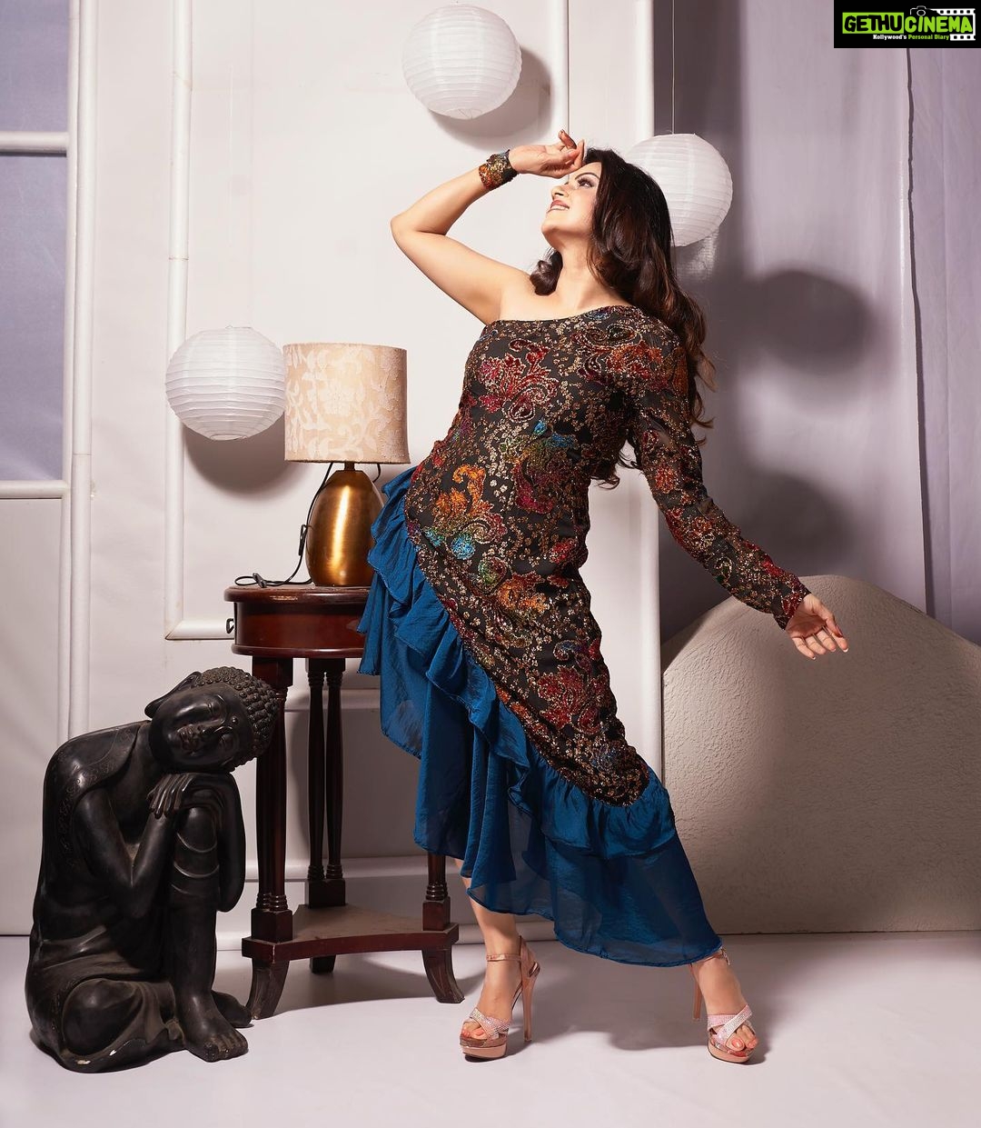 Jayshree Soni Instagram - This dress is perfect for a party night with itβs color combination or black, blue and gold! π₯° The frill pattern gives the overall dress a very fashionable and funky look! π To shop this look, DM for customisation and to place order! β
Fashion Designer/Stylist: @roselinmiddleton_ Model : @jayshreesoni6 Photographer: @baliphotographyofficial Assistant: @sheetal_pal @ankita_mishra2000 Make-up Artist: @mr_chishty_makeup Hairstylist: @hairstylepuja . . . #womenwear #womendress #roselinmiddleton #fashiondesigner #fashionstylist #trendyfashion #bluedress #partydress Mumbai, Maharashtra