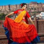 Jayshree Soni Instagram - Ghaghra Ghaghra Via Agra...🤣 . . . . #actorportrait #actorphotography #portraitphotographys #indiaportraits # #modelindia #vidhithakurphotography #fashionindian #photoshotindia #artistindia #indiabeauty #beautifulladies #portraiture #jayshreesoni #indianeyes #indianeyemakeup #tvactress #tvactors #jodhpur #mehrangarh #rajasthan #team #jodhpurdiaries #rajasthani #jodhpurbluecity #jodhpurbeauty #jodhpurmakeupartist #jodhpurstyle #bluecity #jodhpurblue . Ghantaghar Jodhpur