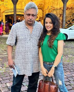 Jayshree Soni Instagram - While clicking this picture also, looks like he is into a character…. That’s the impact of a great performer.. 🫡  @officialpiyushmishra 

@pushpanshukhale 

#actorslife #greatperformer ##piyushmishra #instaclick #bhopaldiaries #instapost