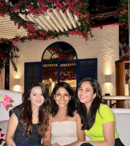 Jayshree Soni Instagram - Friends for Life…. Forever😘❤️😇
.
.
.
. 
#opakipos #greecetheme #friends #reunion #bff #saturdaynight #drinks #tequila #greekfood #greekmusic