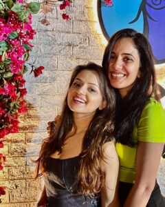Jayshree Soni Instagram - Friends for Life…. Forever😘❤️😇
.
.
.
. 
#opakipos #greecetheme #friends #reunion #bff #saturdaynight #drinks #tequila #greekfood #greekmusic