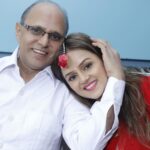 Jayshree Soni Instagram - ज़िन्दगी जीने का मज़ा तो आपसे मांगे हुए सिक्कों से था, “पापा” हैप्पी फादर्स डे Wish you a healthy and happy life forever love you papa 🤗❤️@rajendrasoni.rajendrasoni.940 . . . . . #happyfathersday #loveyou #merepapa #fathersday #happyfaces #ashirwad #memories #papalove #papa
