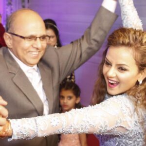 Jayshree Soni Instagram - ज़िन्दगी जीने का मज़ा तो आपसे मांगे हुए सिक्कों से था, “पापा” हैप्पी फादर्स डे
Wish you a healthy and happy life forever love you papa 🤗❤️@rajendrasoni.rajendrasoni.940 
.
.
.
.
.
#happyfathersday #loveyou #merepapa #fathersday #happyfaces #ashirwad #memories #papalove #papa